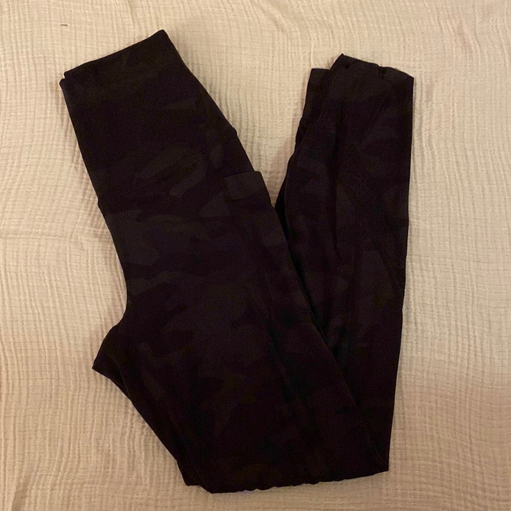 Members mark womens small dark camo leggings.